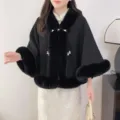 Eleganter schwarzer Kurzcape-Schal mit weichem Kunstpelzkragen und Perlenknöpfen - 120cm / Schwarz