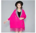 Eleganter fuchsia-pinkfarbener Strickschal mit Blumenstickerei und Fransen für Damen - Morgenmantel / 180x70cm / Fuchsia