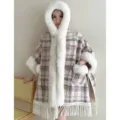 Detailansicht eines Vintage-Karocapes mit Kapuze, dickem weißem Kunstpelz und Fransensaum. - Morgenmantel / Kreuzkaro Lila Fleece