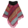 Eleganter Herbst Winter Strickponcho mit Kunstfellkragen und buntem Zickzackmuster - Morgenmantel / Fuchsia