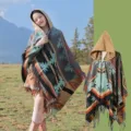 Boho Ethno Kapuzen-Poncho-Umhang mit geometrischen Mustern und Fransenquasten - Oberteile / 130x150cm / Karamellbraun