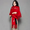 Eleganter roter Strickschal mit Pflaumenblütenstickerei und langen Fransen-Verzierungen - Rot & Schwarz