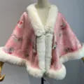 Kurzes Cape für Damen in Rosa mit Blumenmuster und weißem Kunstpelzkragen - 120cm / Pink