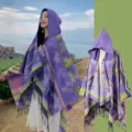 Böhmischer Kapuzenponcho in Lila mit ethnischem geometrischem Muster und Fransen - Oberteile / 130x150cm / Lila