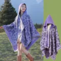 Eleganter lilafarbener Strick-Poncho mit Kapuze und ethnischem Herzmuster-Design - Morgenmantel / 130x150cm / Lila
