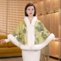 Elegantes grün bedrucktes Cape mit luxuriösem weißem Pelzbesatz für Damen im Winter - 120cm / peony olive green