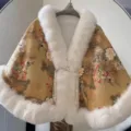 Elegantes goldfarbenes Blumen-Cape mit Plüsch-Kunstpelzbesatz und Perlenverschluss - 120cm / Pfingstrose Gelb