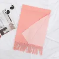 Doppelseitiger Schal in Lachsrosa und Hellrosa mit dicken Fransen für kalte Wintertage - Rosa / 200cm