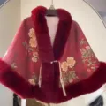 Eleganter roter Blumen-Umhang mit weichem Kunstpelzkragen für winterliche Abendgarderobe - 120cm / Peony flower wine red