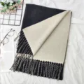Eleganter dicker doppelseitiger Winterschal in Grau und Creme mit modischen Fransenquasten - Schwarz / 200cm