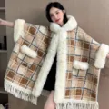 Modischer Winter-Kapuzenponcho mit Karomuster, weißem Kunstfellbesatz und Fransenbesatz - Morgenmantel / Kamell Karo Fleece Gefüttert