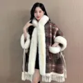 Eleganter Winter-Poncho mit Karomuster, Kunstfellbesatz und modischen Quasten am Saum - Morgenmantel / Kaffee Karo Fleece
