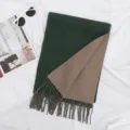 Doppelseitiger, dicker Quastenschal in Dunkelgrün und Khaki - Dunkelgrün / 200cm