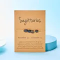 Handgemachtes Schütze Sternzeichen Armband mit blauen Natursteinen auf Kraftkarte - Schütze