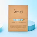 Handgefertigtes Scorpio-Armband mit unregelmäßigen Natursteinen auf einer Kraftpapierkarte - Skorpion