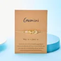 Gemini Sternzeichen Armband mit natürlichen Citrin-Steinen auf Kraftpapierkarte - Zwillinge