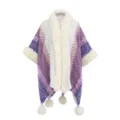 Eleganter Strickponcho im Ethno-Stil mit Kunstfellkragen und weißen Bommeln am Saum - Morgenmantel / Lila