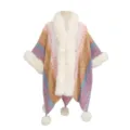Bunter Strickponcho im Folk-Stil mit weißem Kunstfellkragen und verspielten Bommeln - Morgenmantel / Hellrosa