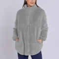 Détail rapproché du sweat-shirt polaire duveteux gris pour femmes avec poches douillettes. - S / Mauve Clair