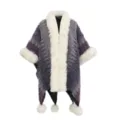 Eleganter lila Ethno-Strickponcho mit luxuriösem weißem Kunstpelzkragen und Bommelcharms - Morgenmantel / Dunkellila