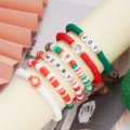 Vista dettagliata di braccialetti natalizi in argilla con ciondoli Babbo Natale - Stile 1 / 6 Pezzi/Confezione
