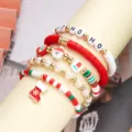 Vista dettagliata del set di 5 braccialetti natalizi con perline e ciondoli. - Stile 5 / 5 Pezzi/Confezione