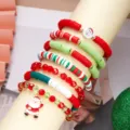 Primo piano di braccialetti natalizi con perline colorate in argilla e ciondolo Babbo Natale. - Stile 7