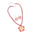 Nahaufnahme eines lebhaften roten Frangipani-Halsketten- und Ohrring-Schmucksets - Rot