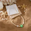 Sommerliche geflochtene Halskette mit weißen Muscheln und grüner Fimo-Blume als Anhänger - NC25Y0036-4 / Grün
