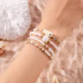 Set de 4 pulseras de playa con conchas, peces de cerámica y cuentas blancas y oro - Modelo color oro blanco
