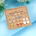 Ensemble de 12 paires de boucles d'oreilles dorées avec des motifs de cœur et d'étoile - Lot Fraise Perle (ER24Y0075—3)