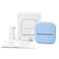 Phomemo T02 Mini Bluetooth Thermodrucker Detailansicht mit Gerät, Box und Zubehör. - Eine Rolle Verbrauchsmaterial / Blau