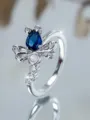 Dettaglio squisito dell'anello libellula con zircone blu a goccia e design traforato - Taglia 7 / Tono Platino Strass Blu
