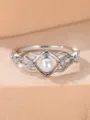 Nahaufnahme eines eleganten Silberrings mit Kunstperle und feinem Hohlmuster - Größe 6 / Platin Perle