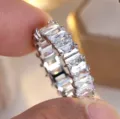 Makro-Detail der klaren Zirkonia-Steine im Smaragdschliff auf einem silbernen Eternity-Ring - US Größe 6 / Silver Color with White Zirconia