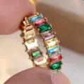 Nahaufnahme der mehrfarbigen Zirkonsteine im Baguetteschliff in einem goldenen Ring - US Größe 6 / Gold Color with Multicolor Zirconia