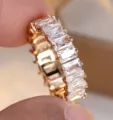 Exquisites Makrodetail eines goldenen Ewigkeitsrings mit klaren Zirkonia im Baguetteschliff - US Größe 6 / Gold Color with White Zirconia