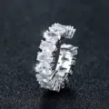 Gedetailleerde close-up van een vintage zilveren open ring met ovale zirkonia stenen - Verstelbaar Open / Witgoud Met Witte Zirkonia