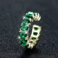 Gedetailleerd beeld van fonkelende groene zirkonia op een gouden vintage open ring - Verstelbaar Open / Goud Groen Zirkonia