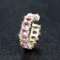 Macro-opname van een vergulde open ring met roze ovaal geslepen zirkonia - Verstelbaar Open / Vergulde Roze Zirkoon