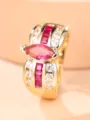 Vista macro de un anillo ancho de oro con una gema rosa marquesa y engaste de pavé - Estrás rojo rosa de imitación oro / Talla 6