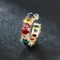 Close-up van een vergulde open ring met veelkleurige ovale edelstenen en een klauwzetting - Verstelbaar Open / Goud Meerkleurig Zirkonia