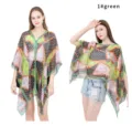 Dos modelos muestran cómo llevar el chal de gasa con flores verdes y hebilla de perlas - Tops / Verde / 96*150cm