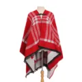Rood en wit geruite gebreide poncho in etnische stijl met franjes en zwarte gespsluiting. - Tops / 130*150cm / Rood