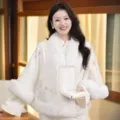 Élégante cape blanche pour femme avec bordure en fausse fourrure sur robe Cheongsam - Robe / Blanc Feuille de Lotus