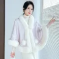 Vue détaillée du châle en fourrure blanche de style néo-chinois avec jacquard floral - Robe / Fleur Violette