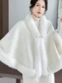 Châle élégant en fausse fourrure blanche avec motifs floraux et détails de perles - Robe / Nuage de Bon Augure Blanc