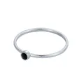 Vue détaillée d'une bague en argent minimaliste avec une pierre de naissance verte - Taille 5 / Or Rouge Foncé
