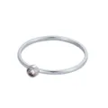 Vue détaillée d'une bague de naissance minimaliste en argent avec une pierre précieuse claire - Taille 5 / Acier Blanc