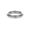 Dettaglio di un elegante anello girevole in acciaio al titanio argento con pietre di zirconia - Taglia 7 / Stile Rotante Completamente Pavé (CB42252) / Colore acciaio